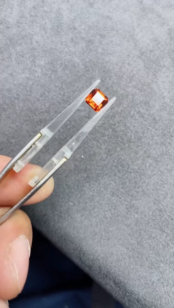 未镶嵌裸石石榴石（芬达石）1.5ct