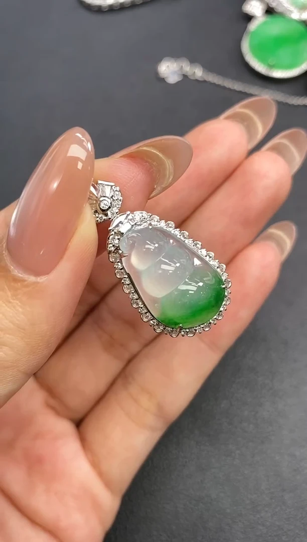 颈饰18K金镶嵌翡翠豆子