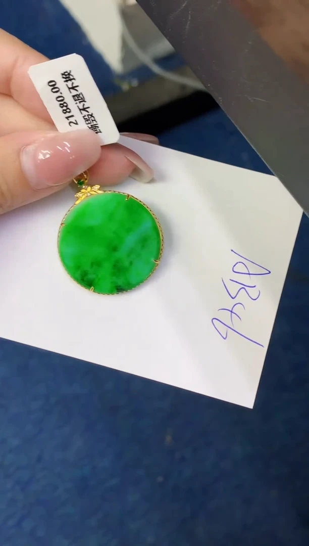 翡翠18K金镶嵌颈饰缅甸天然翡翠A货