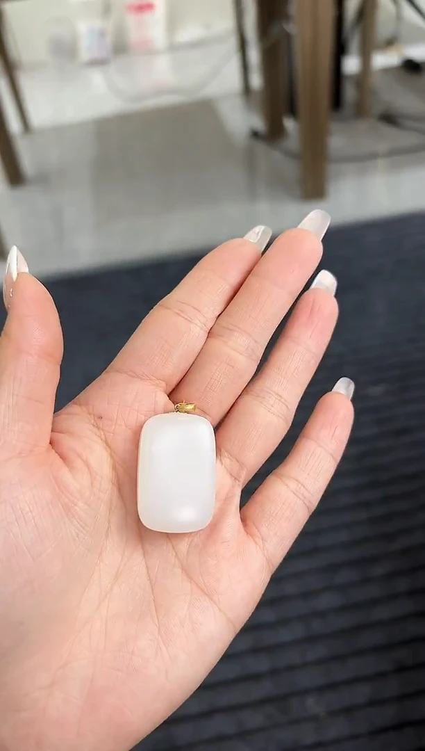 颈饰18K金镶嵌和田玉白玉无事牌