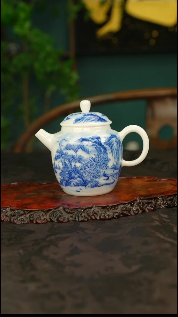 青花手绘山水茶壶