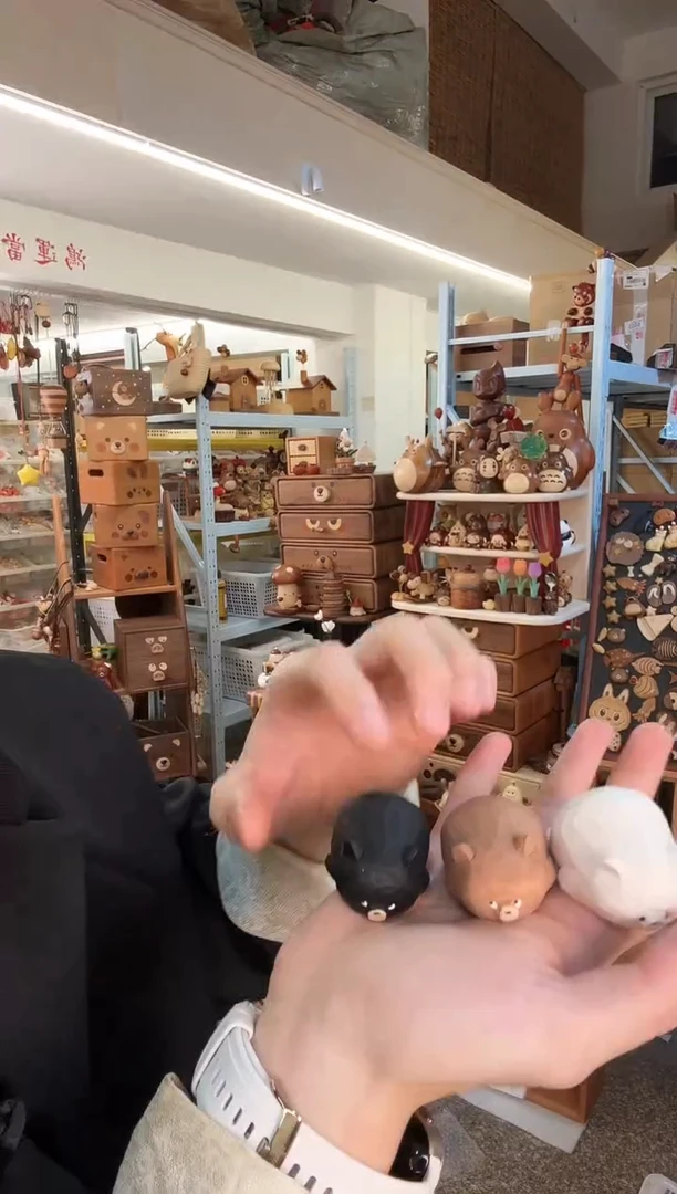 木三只手雕小熊摆件