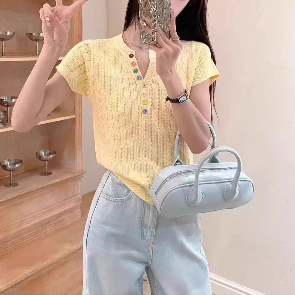 2025年夏季新款洋气多巴胺彩色纽扣V领短袖针织T恤法式显瘦上衣
