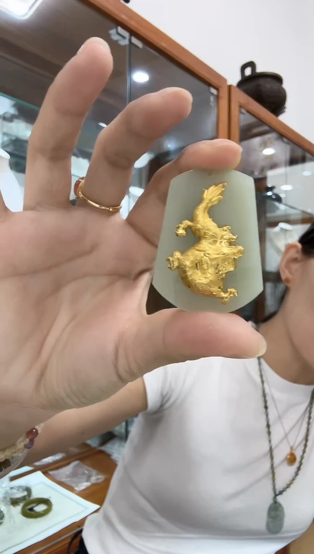 颈饰未镶嵌和田玉龙牌