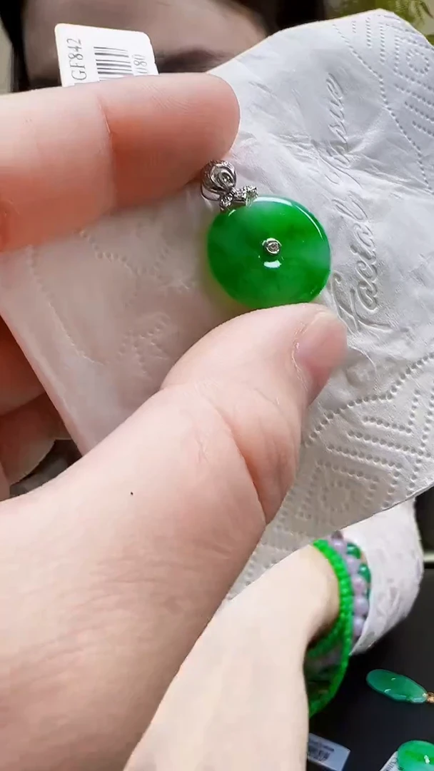 颈饰18K金镶嵌翡翠扣