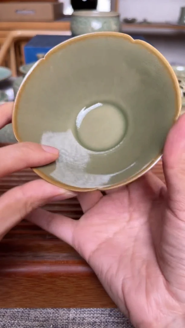 瓷器纯手工橄榄绿素面薄胎斗笠盏 微瑕