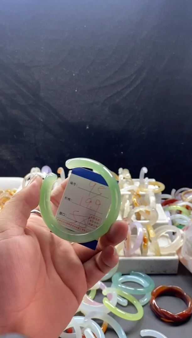 手镯玛瑙/玉髓未镶嵌95