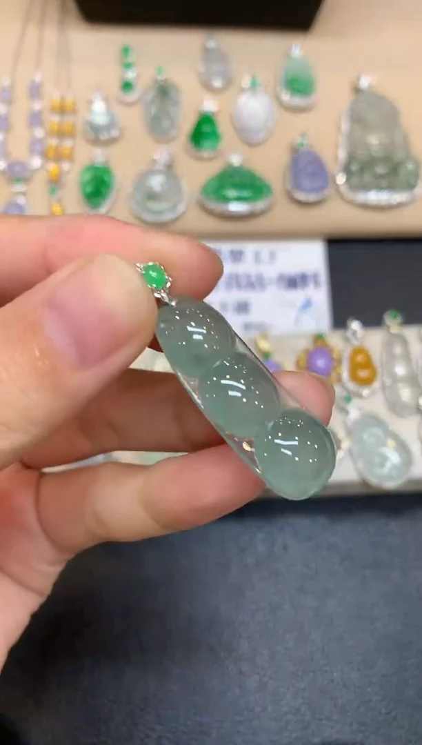 颈饰18K金镶嵌翡翠福豆【无服务费【48小时鉴赏期】