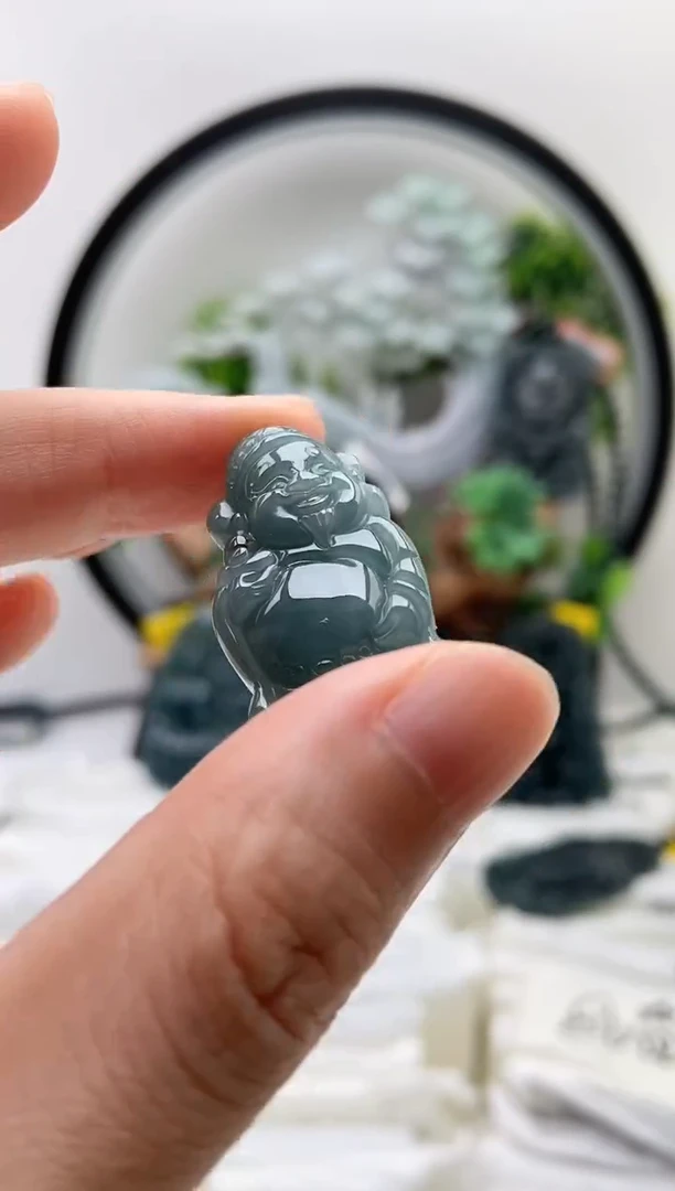 翡翠未镶嵌颈饰财神