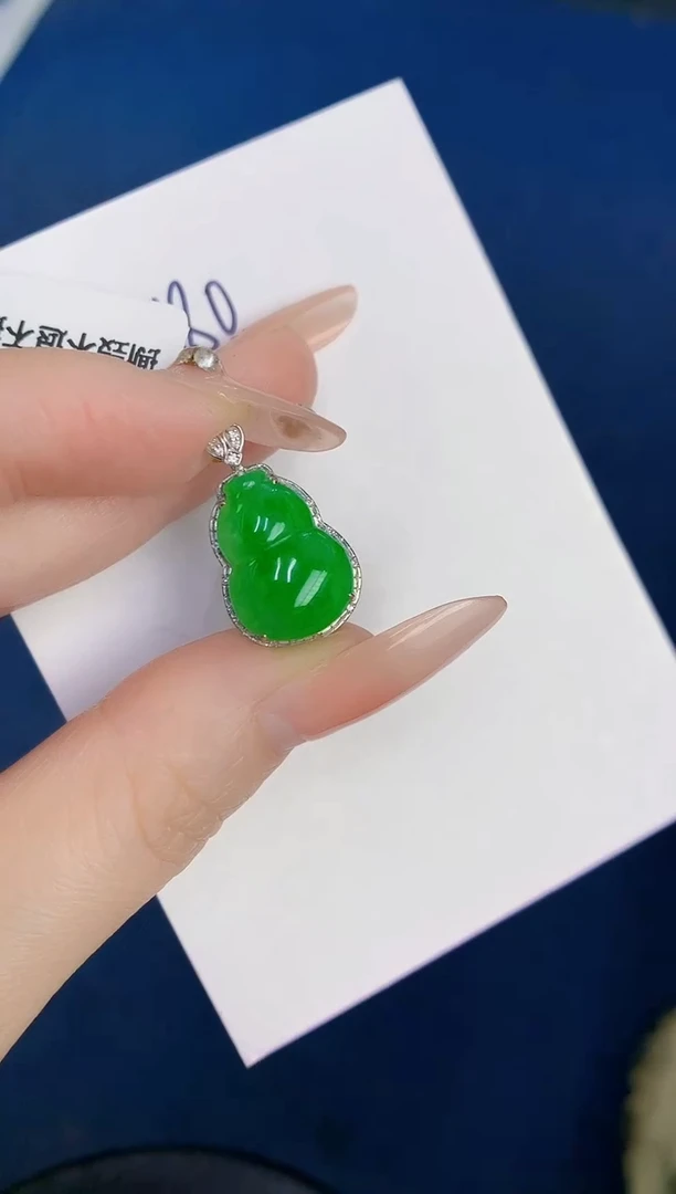 颈饰18K金镶嵌翡翠缅甸天然翡翠A货