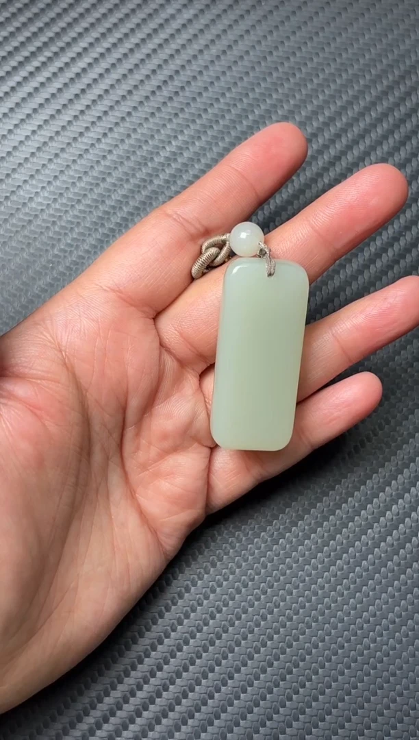 吊坠(赠链)未镶嵌和田玉且末迪克兰一细微色差吊坠