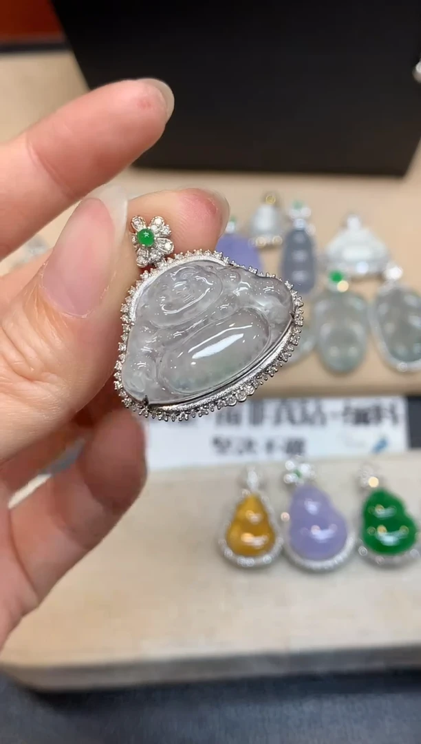 颈饰18K金镶嵌翡翠佛公【无服务费