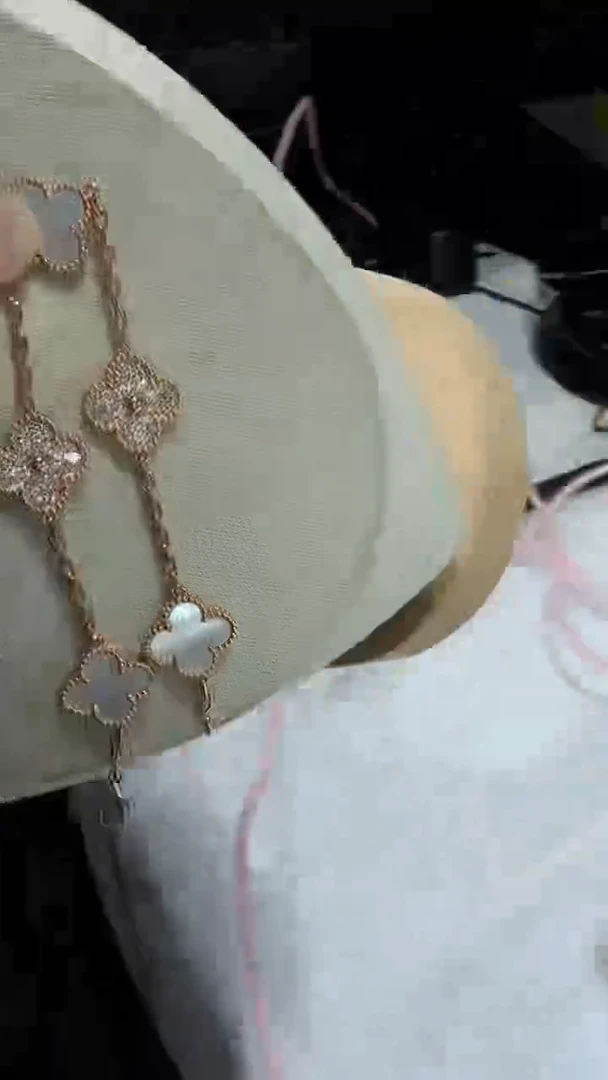 18K金镶嵌手链钻石白贝隔钻手链