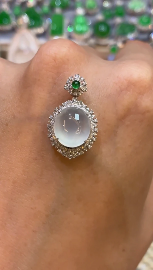 吊坠(不含链)18K金镶嵌翡翠蛋面