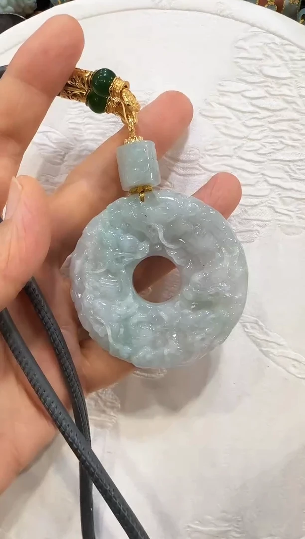 翡翠未镶嵌颈饰国风