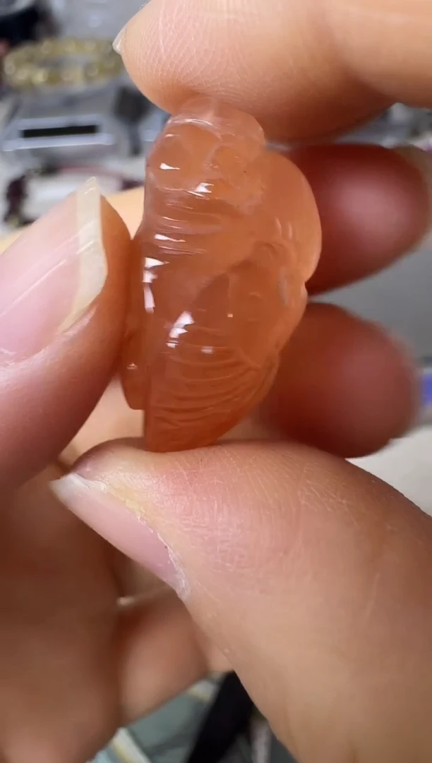 颈饰未镶嵌水晶矿坑