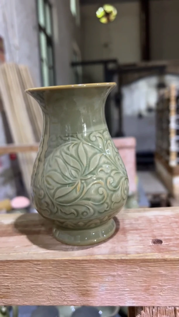 微瑕耀州窑莲纹小花插