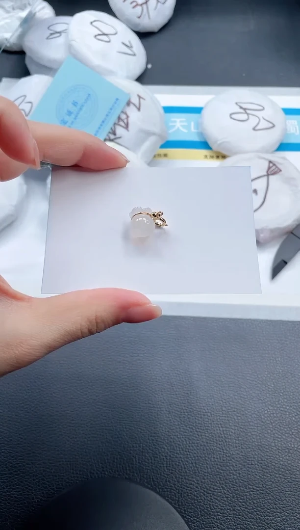 石英质玉未镶嵌颈饰福袋