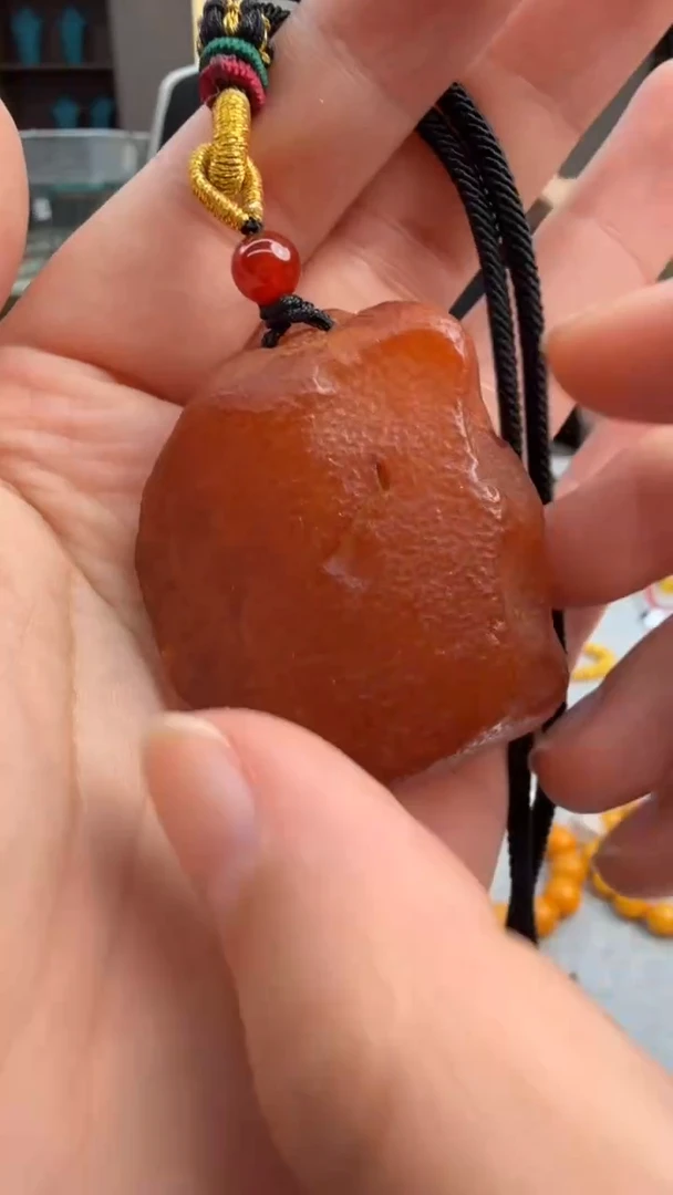 琥珀颈饰未镶嵌235秒拍号 假一罚三