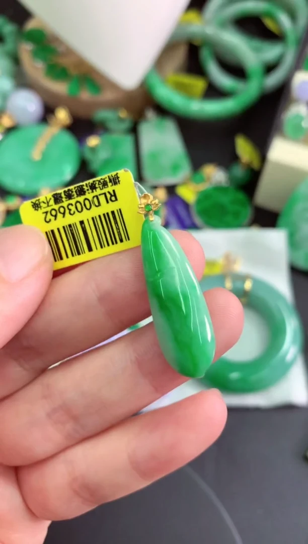 颈饰18K金镶嵌翡翠挂件