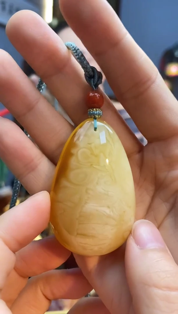 未镶嵌颈饰琥珀吊坠