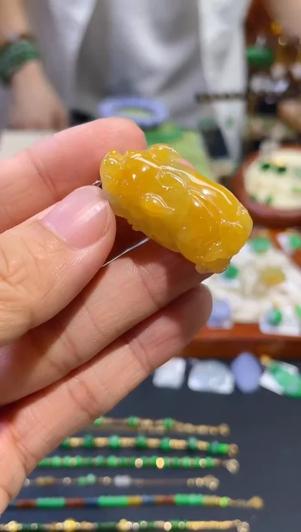 翡翠未镶嵌颈饰貔貅