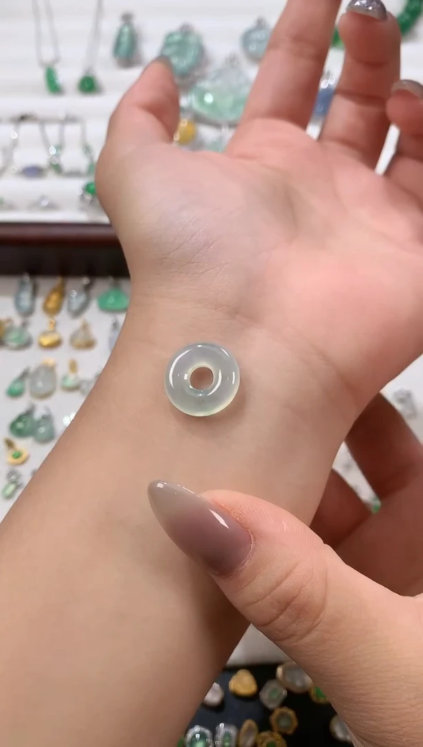 翡翠18K金镶嵌颈饰甜甜圈