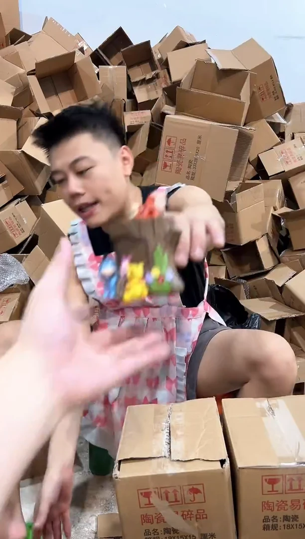 瓷片维尼树桩笔筒 树脂