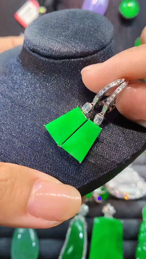 18K金镶嵌翡翠耳饰耳饰