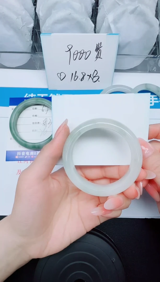 石英质玉手镯未镶嵌68/53.8