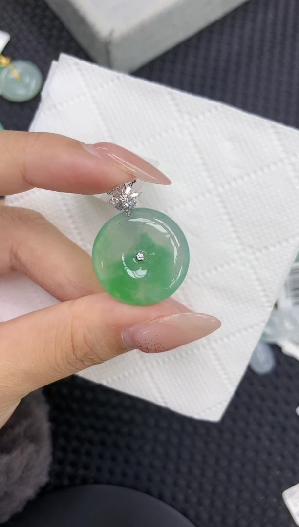 颈饰18K金镶嵌翡翠1111111111