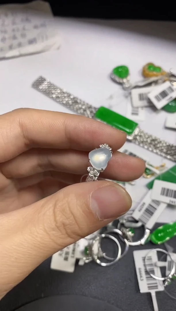 18K金镶嵌戒指翡翠吉****⬛18K金镶嵌 戒指 翡翠