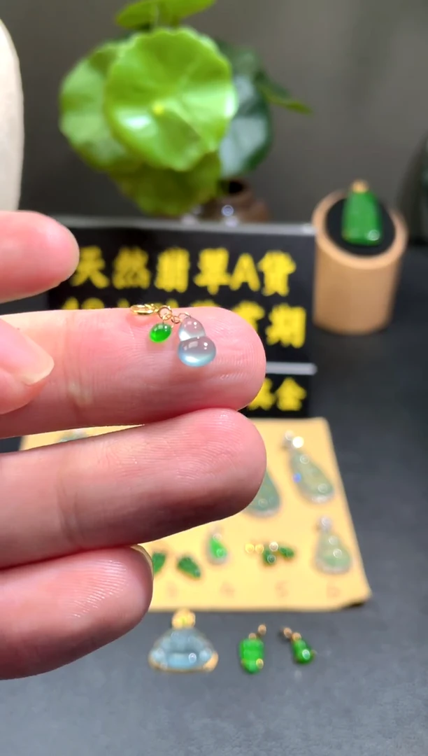 颈饰18K金镶嵌翡翠翡翠A货
