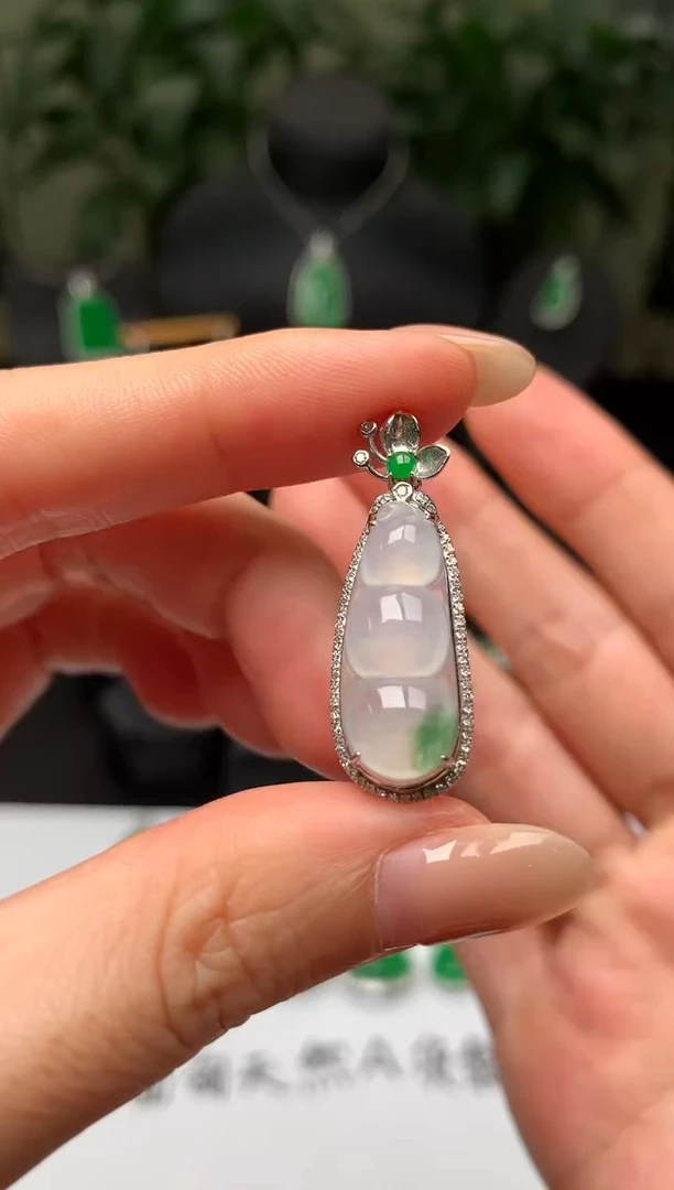 颈饰18K金镶嵌翡翠福豆