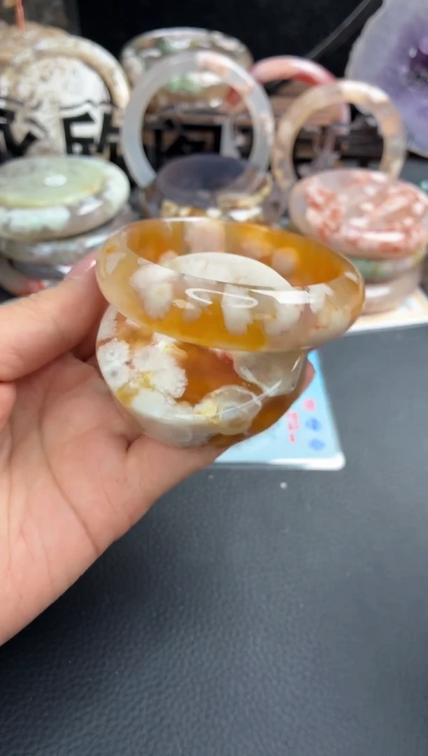 未镶嵌手镯（圆镯）石英质玉55.1