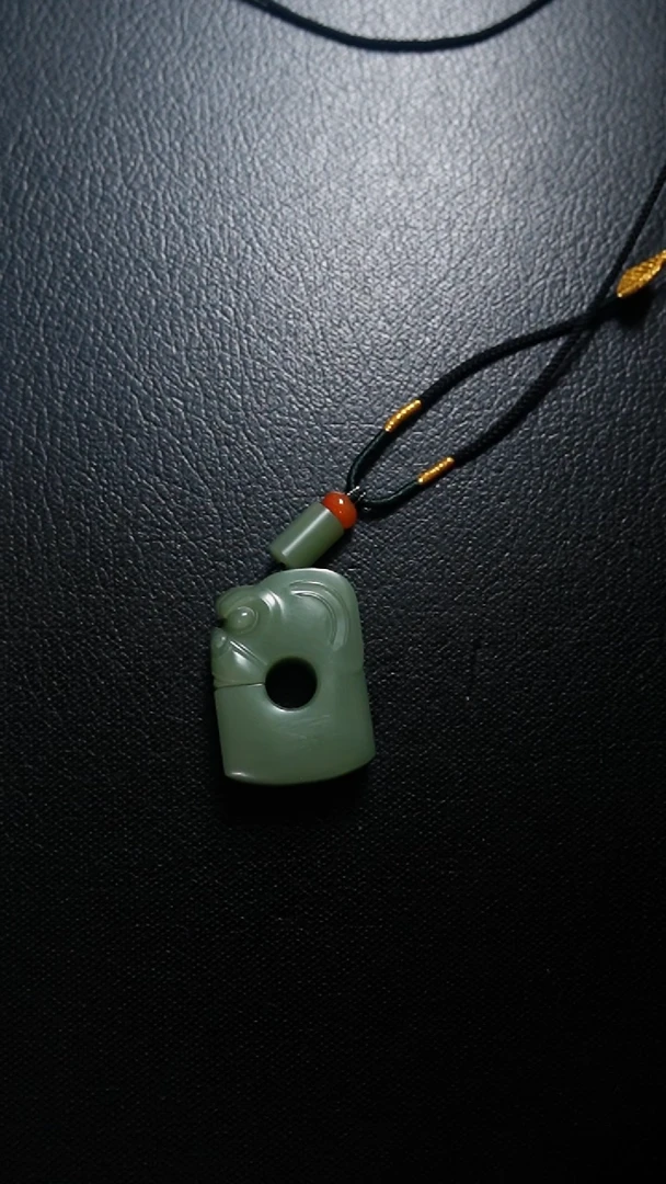 颈饰未镶嵌和田玉猪龙吊坠