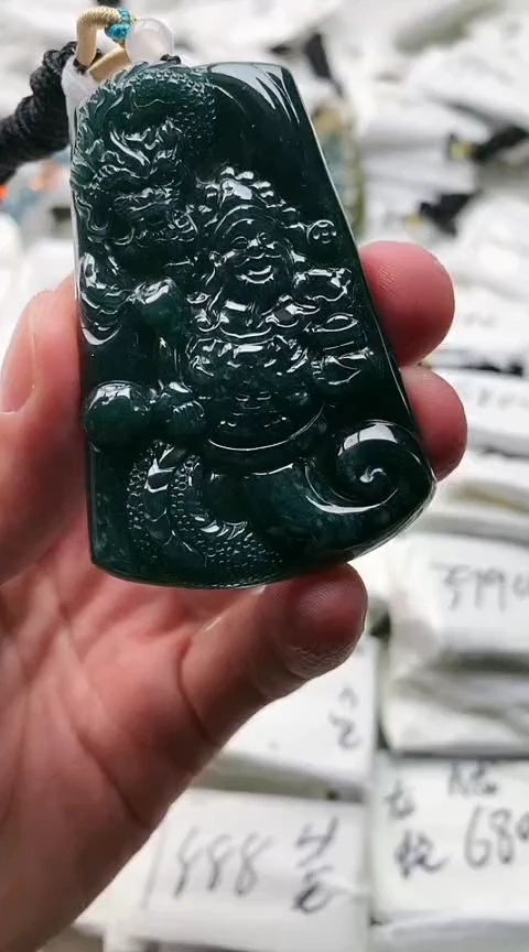 翡翠未镶嵌颈饰财神爷