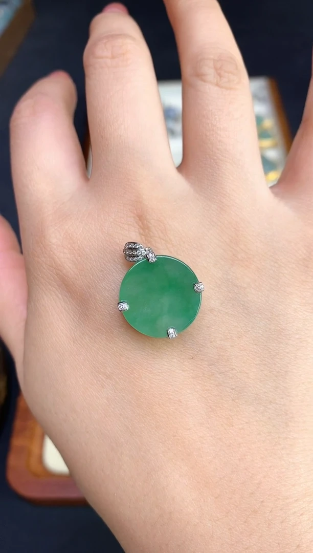 颈饰18K金镶嵌翡翠2025120601