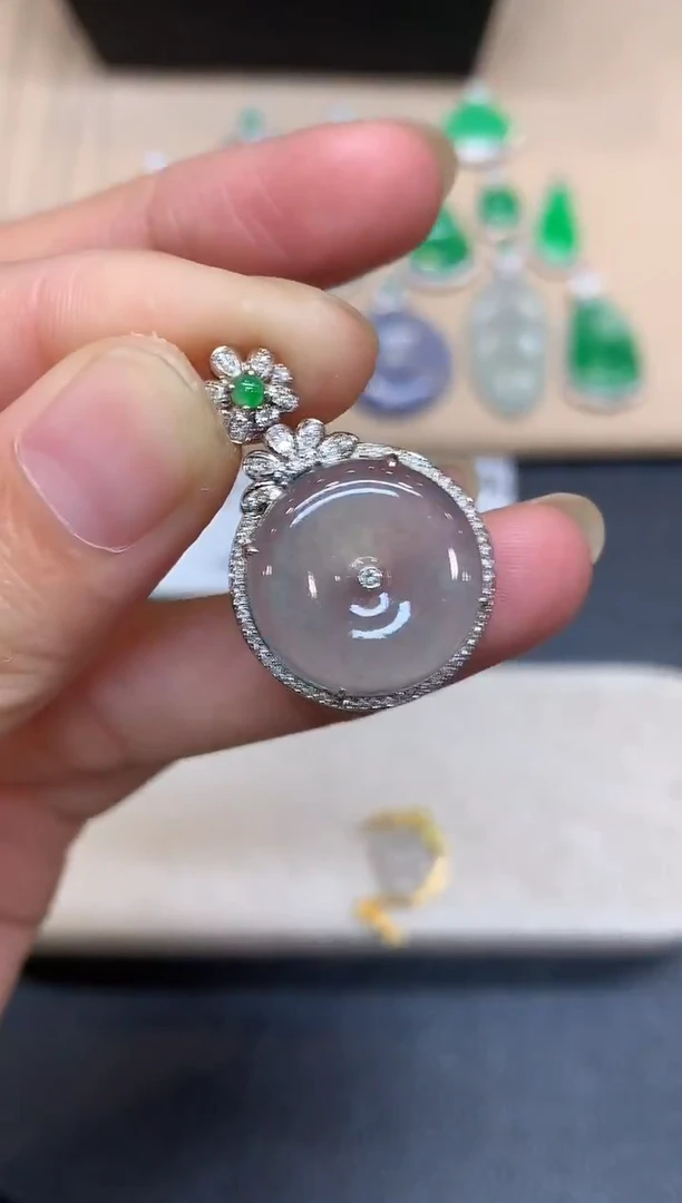 颈饰18K金镶嵌翡翠平安扣【无服务费