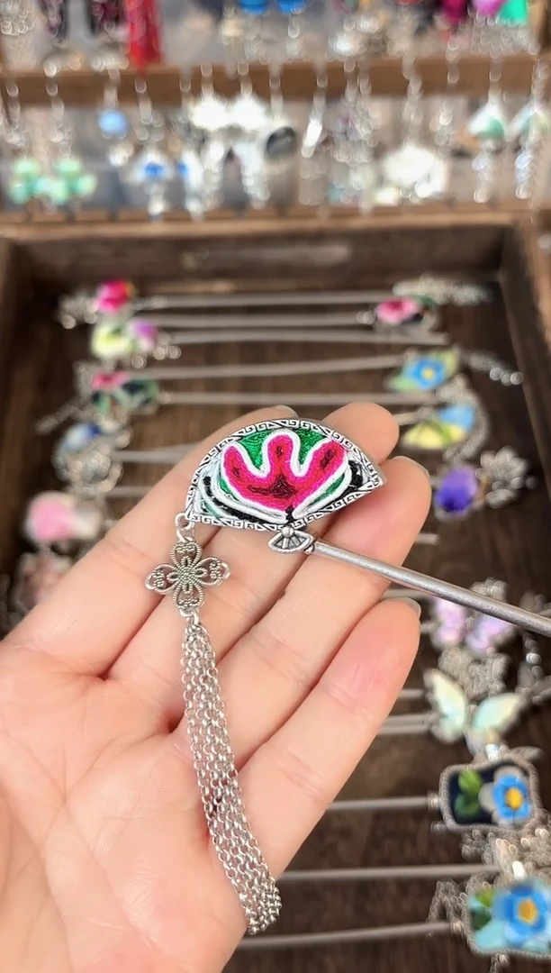 彩云南阁非遗老绣苗银饰品195