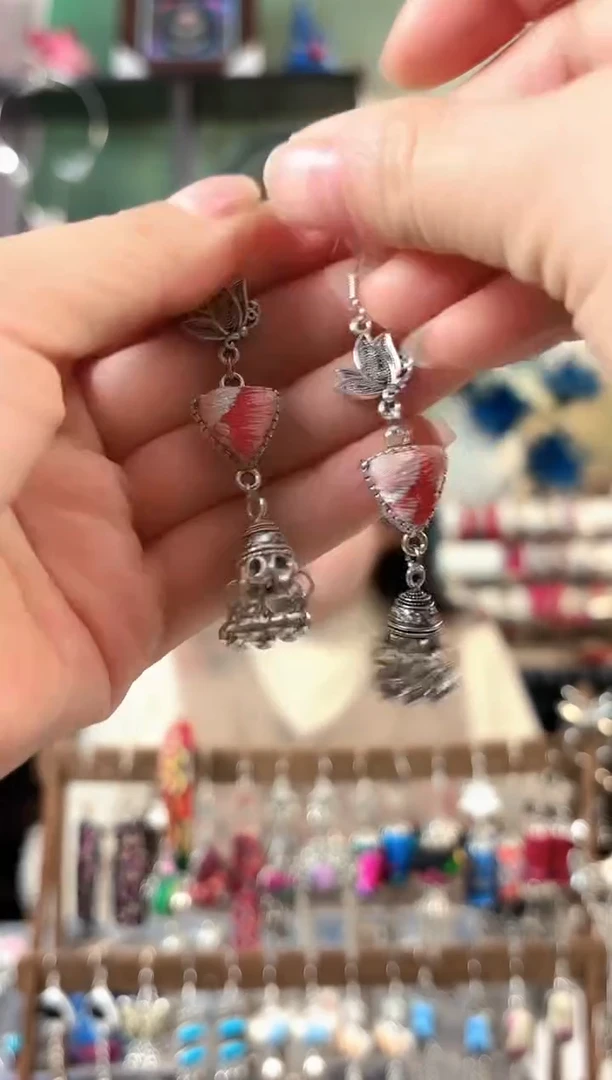 彩云南阁非遗老绣饰品302