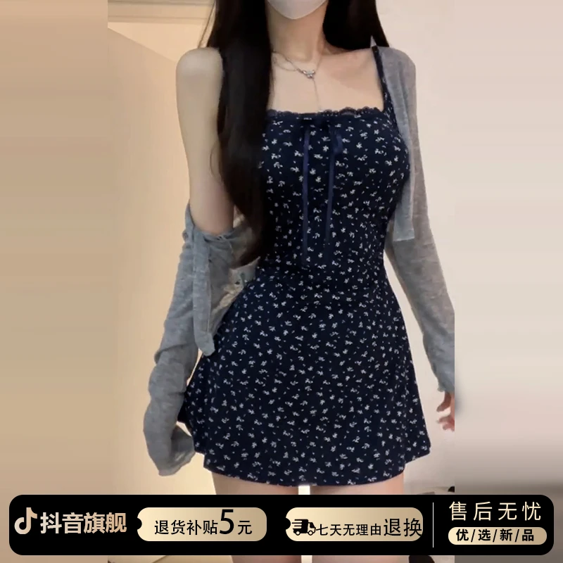 夏季2025新款小个子气质a字包臀短裙法式蓝色碎花吊带连衣裙子女