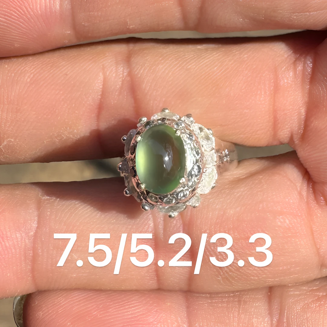 0131(小哪吒在源头)冰玻种翡翠湖水绿戒面干净饱满杠味荧光足M30