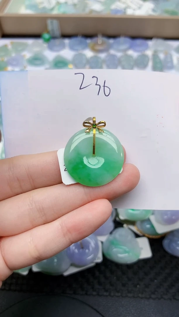 翡翠18K金镶嵌颈饰天然翡翠A货