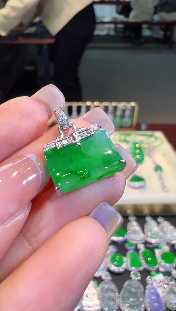 【闪购商品】翡翠吊坠(不含链)18K金镶嵌翡翠