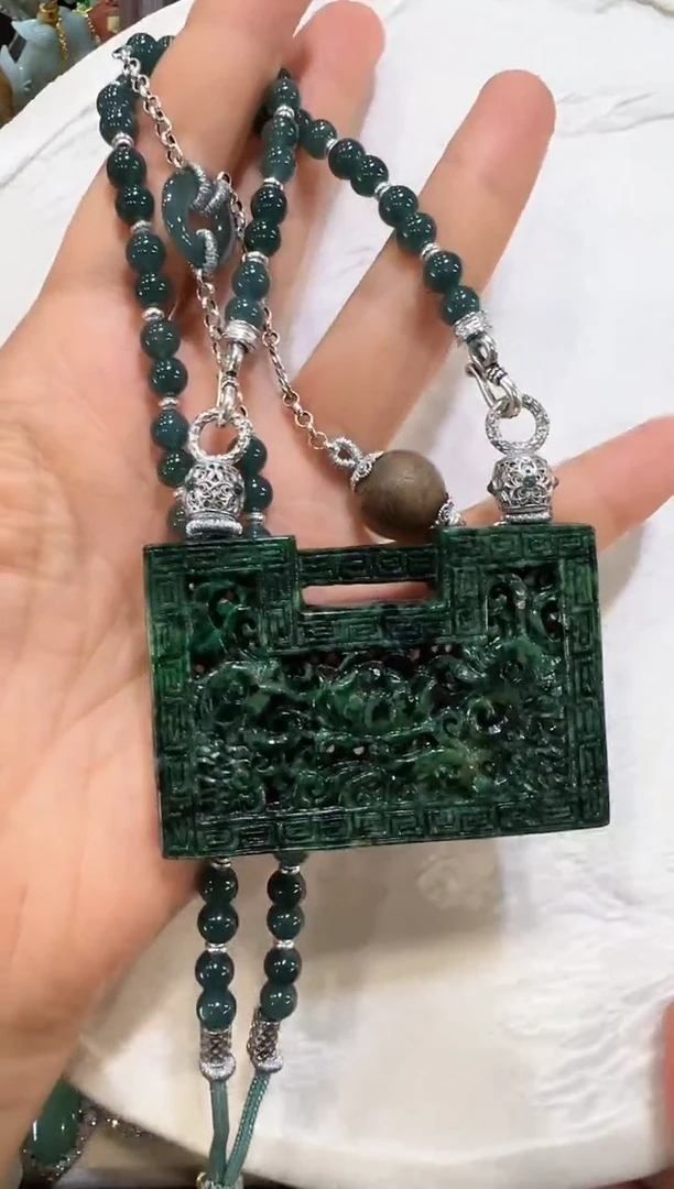 翡翠未镶嵌颈饰国风