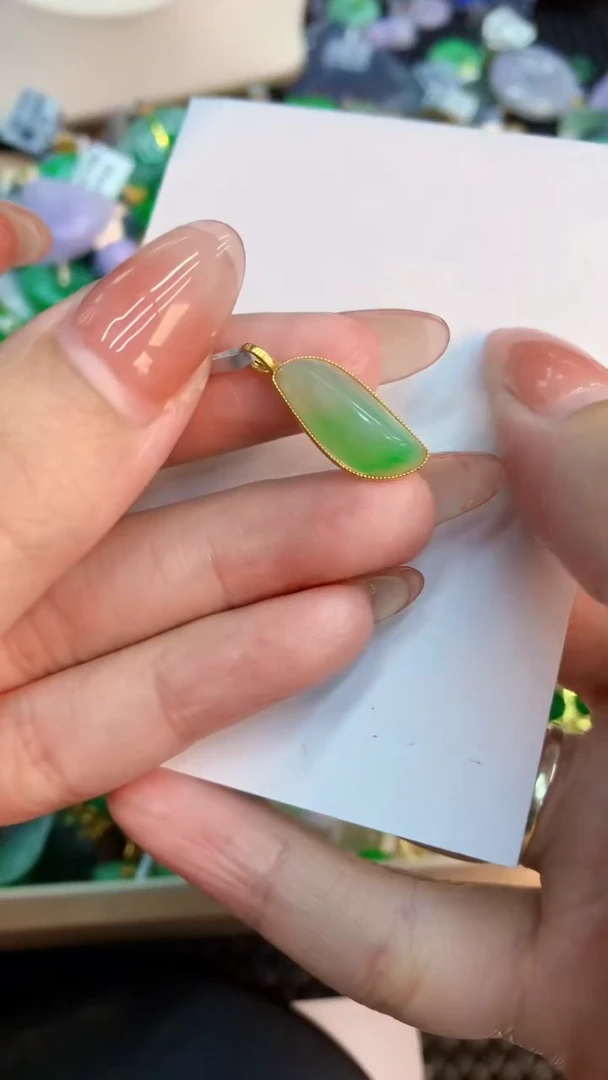 翡翠18K金镶嵌颈饰           1