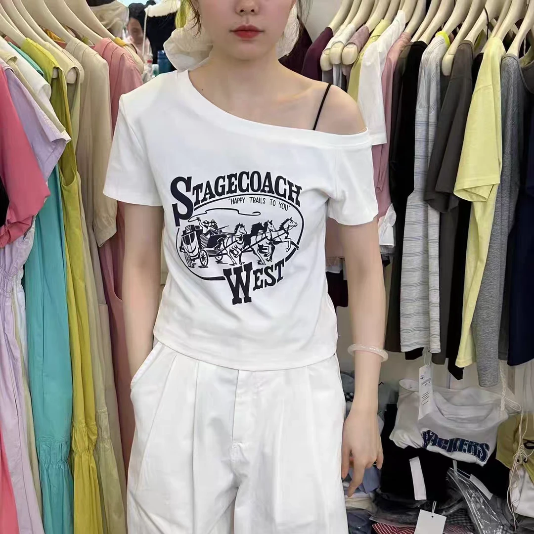 韩系复古字母印花斜肩短袖T恤女2025夏季款辣妹修身显瘦露肩上衣