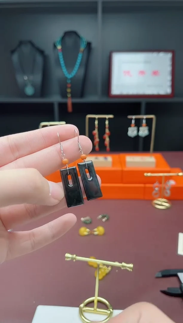 未镶嵌翡翠耳饰乌鸡无事牌