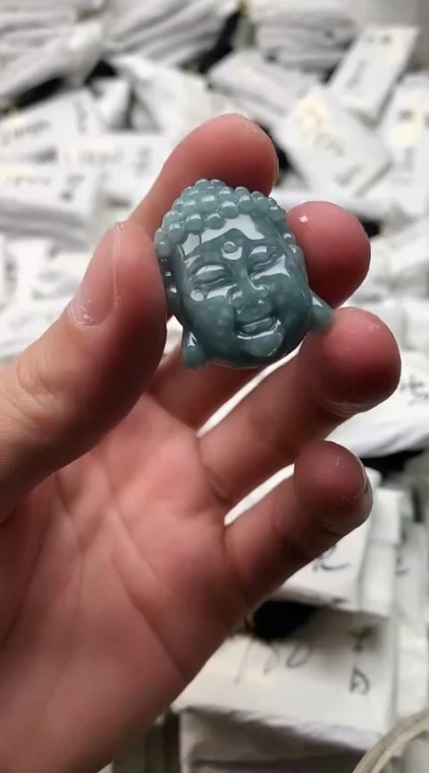 翡翠未镶嵌颈饰佛头